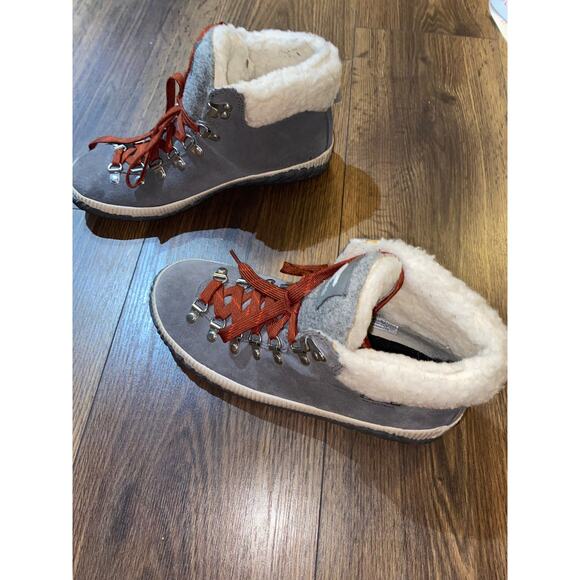 EUC Sorel Women’s Out N About Plus Conquest Boots Gray Waterproof Shearling 8.5 - Picture 9 of 10